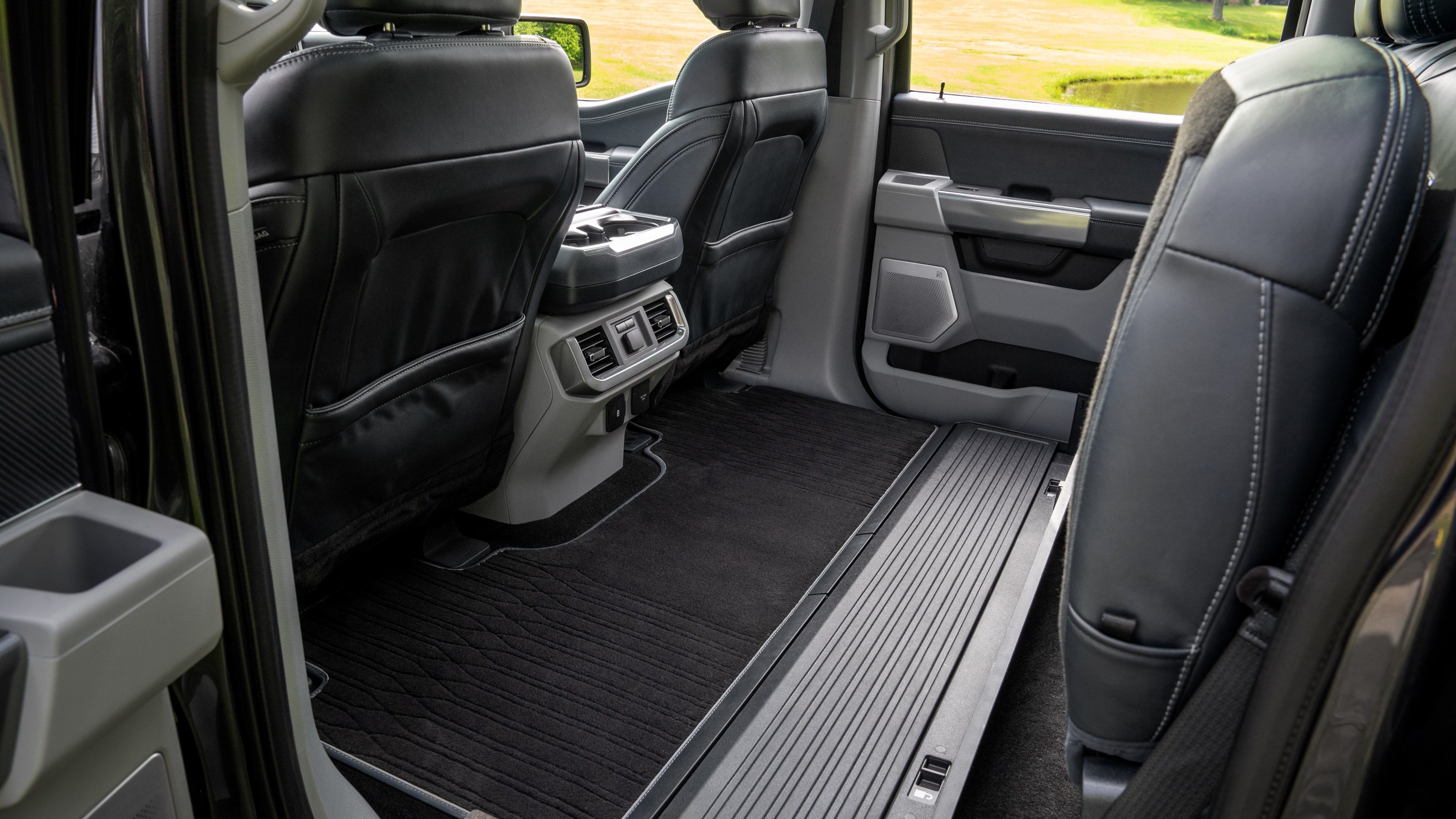 Bancos traseiros (aquecidos e rebatíveis)